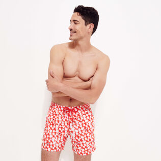 Attrape Coeur Badeshorts für Herren Mohnrot Vorderseite getragene Ansicht