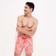 Attrape Coeur Badeshorts für Herren Mohnrot Vorderseite getragene Ansicht