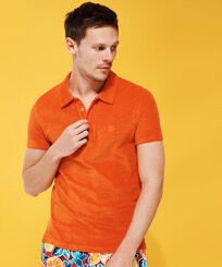 Polo de color liso en tejido jacquard para hombre Rust vista frontal desgastada