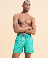 Pantaloncini mare uomo ultraleggeri e ripiegabili Micro Ronde Des Tortues Rainbow Tropezian green vista frontale indossata