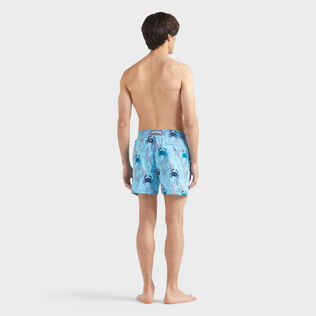Crab Balloons Badeshorts mit Stickerei für Herren Blue topaz Rückansicht getragen