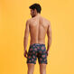 Bañador elástico con cintura plana y estampado Provencal Turtles para hombre Azul marino vista trasera desgastada