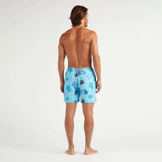 男士 Tortue Multicolore 刺绣游泳短裤 - 限量款 Santorini 背面穿戴视图