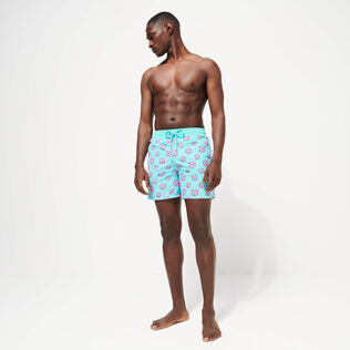 男士 Nola 泳裤 - Vilebrequin x John M Armleder 合作款 Lazulii blue 正面穿戴视图