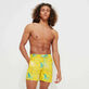 Costume da bagno uomo ricamato Octopussy - Edizione limitata Mimosa vista frontale indossata