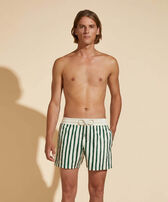 HS Stripes Stretch-Badeshorts für Herren – Vilebrequin x Highsnobiety Garden Vorderseite getragene Ansicht