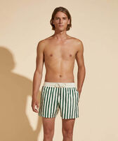 男士 HS Stripes 弹力游泳短裤 - Vilebrequin x Highsnobiety Garden 正面穿戴视图
