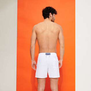 Bañador de color liso para hombre Blanco vista trasera desgastada