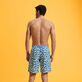 Bañador largo con estampado Turtles Leopard para hombre Thalassa vista trasera desgastada