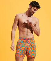 Poulpes Neon Stretch-Badeshorts für Herren Tropezian green Vorderseite getragene Ansicht