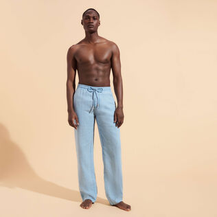 Pantalon en lin homme uni coloration minérale naturelle Source vue portée de face