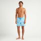Ultraleichte und verstaubare Iced Turtles Badeshorts für Herren Weiss Vorderseite getragene Ansicht