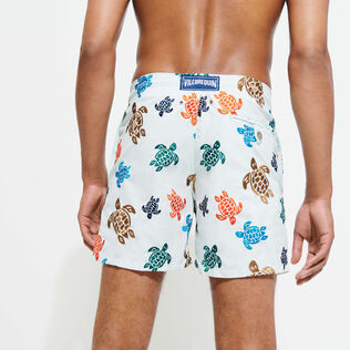 Ronde Des Tortues Badeshorts mit Stickerei für Herren – Limitierte Serie Glacier Rückansicht getragen