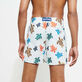 Ronde Des Tortues Badeshorts mit Stickerei für Herren – Limitierte Serie Glacier Rückansicht getragen