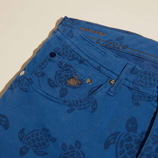 Bermuda en coton 5 poches homme Ronde des Tortues en résine Bleu batik vue de détail 4