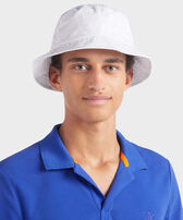 Embroidered Bucket Hat Turtles All Over White 正面穿戴视图