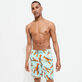 Costume da bagno uomo elasticizzato lungo Lobster Laguna vista frontale indossata