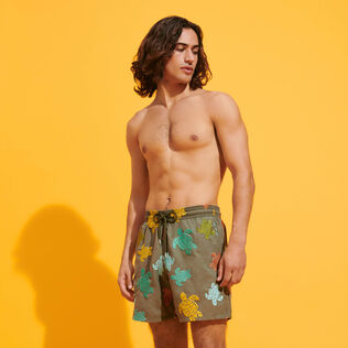 男士 Ronde Tortues Multicolores 刺绣游泳短裤 - 限量款 Olivier 正面穿戴视图