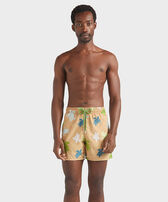 Tortues Multicolore Badeshorts mit Stickerei für Herren – Limitierte Serie Mocha Vorderseite getragene Ansicht