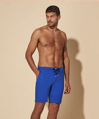Jogging-Bermudas aus Gabardine für Herren Purple blue Vorderseite getragene Ansicht