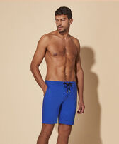 Jogging-Bermudas aus Gabardine für Herren Purple blue Vorderseite getragene Ansicht