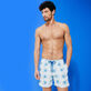 Hypno Shell Badeshorts mit Stickerei für Herren – Limitierte Serie Glacier Vorderseite getragene Ansicht
