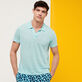 Polo en punto de lino de color liso para hombre Lazuli blue heather vista frontal desgastada