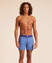 Color Block Stretch-Badeshorts mit flachem Bund für Herren Storm Vorderseite getragene Ansicht