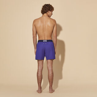 Pantaloncini mare uomo in lana Super 120' Purple blue vista indossata posteriore