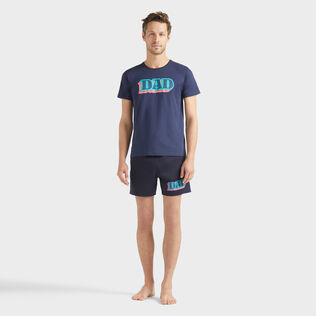 Camiseta de algodón orgánico con estampado Dad and Son para hombre Azul marino vista frontal desgastada