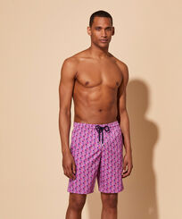 Lange Micro Ronde Des Tortues Rainbow Stretch-Badeshorts für Herren Glycine Vorderseite getragene Ansicht