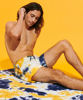 Telo mare in cotone Tie & Dye Blu marine vista frontale indossata