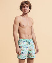 男士 Fond Marins 刺绣游泳短裤 - 限量版 Thalassa 正面穿戴视图