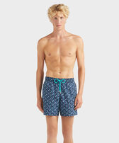Men Swim Shorts Micro Ronde Des Tortues Rainbow Peacock 正面穿戴视图