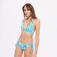 Flowers Tie & Dye Neckholder-Bikinioberteil für Damen Marineblau Vorderseite getragene Ansicht