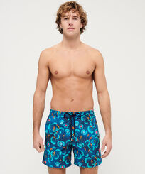 Costume da bagno uomo elasticizzato Golden Carps - Esclusiva web Blu marine vista frontale indossata