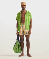 Men Embroidered Tortue Multicolore Look  vista frontal