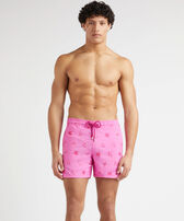 Pantaloncini mare uomo ricamati Micro Ronde des Tortues Diagonale - Edizione limitata Oleander vista frontale indossata