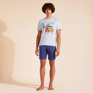 Surf and Mini Moke Baumwoll-T-Shirt für Herren Himmelblau Vorderseite getragene Ansicht