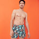 Costume da bagno uomo elasticizzato Screen Turtles Laguna vista frontale indossata
