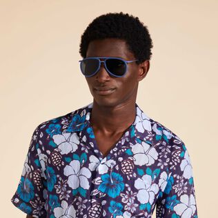 Gafas de sol de madera de color liso de VBQ x Shelter Storm vista frontal desgastada