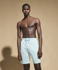 Solid Unisex-Bermudashorts aus Leinenjersey Heather thalassa Vorderseite getragene Ansicht