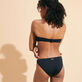 Top de bikini de corte bandeau y color liso para mujer Negro vista trasera desgastada