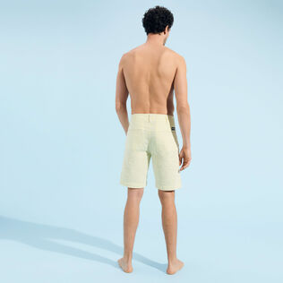 Ultraleichte Seersucker Chino-Bermudashorts für Herren Apple Rückansicht getragen