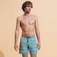 Pantaloncini mare uomo ricamati Gulf Stream - Edizione limitata Foam vista frontale indossata