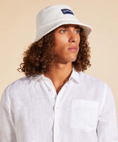 Unisex Terry Bucket Hat Blanco vista frontal de hombre desgastada