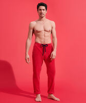 Pantalones de chándal de pana de líneas grandes de color liso para hombre Rojo vista frontal desgastada