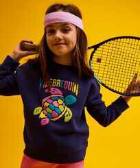 Buntes Sweatshirt für Mädchen mit Rundhalsausschnitt und Schildkröten-Print Marineblau Vorderseite getragene Ansicht