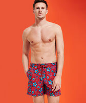 男士 Stars Gift 刺绣游泳短裤 - 限量版 Burgundy 正面穿戴视图