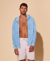 Sudadera de felpa con capucha y cremallera en color liso con tinte mineral para hombre Source vista frontal desgastada